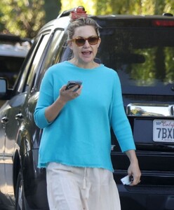 kate-hudson-heading-to-her-car-in-los-angeles-11-27-2023-6.jpg