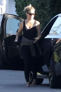 kate-hudson-leaves-a-workout-in-los-angeles-10-17-2023-0.jpg