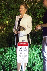 kate-hudson-leaves-san-vicente-bungalows-in-west-hollywood-10-13-2023-2.jpg