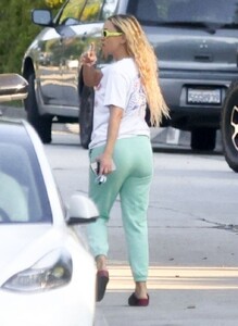 kate-hudson-out-and-about-in-los-angeles-11-21-2023-1.jpg