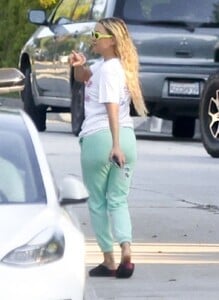 kate-hudson-out-and-about-in-los-angeles-11-21-2023-2.jpg