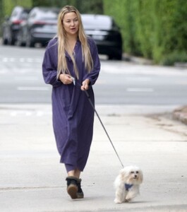 kate-hudson-out-with-her-dog-in-los-angeles-10-25-2023-4.jpg