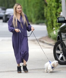 kate-hudson-out-with-her-dog-in-los-angeles-10-25-2023-5.jpg