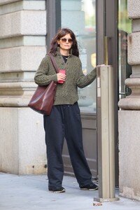 katie-holmes-arrives-at-an-office-building-in-new-york-10-25-2023-0.jpg