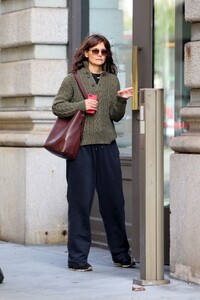 katie-holmes-arrives-at-an-office-building-in-new-york-10-25-2023-2.jpg