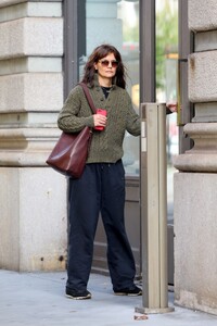 katie-holmes-arrives-at-an-office-building-in-new-york-10-25-2023-5.jpg