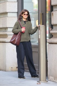 katie-holmes-arrives-at-an-office-building-in-new-york-10-25-2023-6.jpg