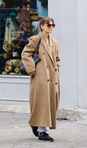 katie-holmes-in-a-long-brown-coat-out-in-new-york-11-22-2023-0.jpg