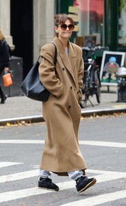 katie-holmes-in-a-long-brown-coat-out-in-new-york-11-22-2023-3.jpg