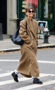 katie-holmes-in-a-long-brown-coat-out-in-new-york-11-22-2023-5.jpg