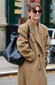 katie-holmes-in-a-long-brown-coat-out-in-new-york-11-22-2023-6.jpg