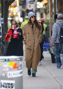 katie-holmes-out-and-about-in-new-york-11-15-2023-5.jpg