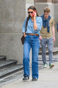 katie-holmes-out-chatting-on-phone-in-new-york-09-22-2023-0.jpg