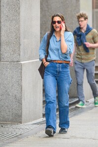 katie-holmes-out-chatting-on-phone-in-new-york-09-22-2023-1.jpg