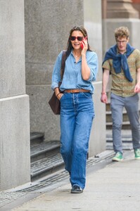 katie-holmes-out-chatting-on-phone-in-new-york-09-22-2023-4.jpg