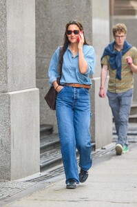 katie-holmes-out-chatting-on-phone-in-new-york-09-22-2023-6.jpg