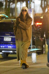 katie-holmes-out-for-dinner-with-a-friend-in-new-york-11-20-2023-4.jpg