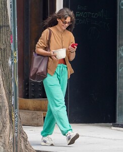 katie-holmes-out-for-lunch-in-new-york-09-19-2023-0.jpg