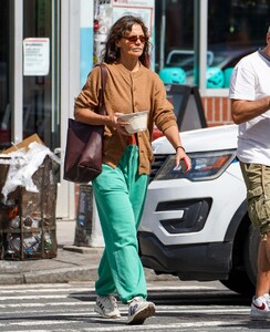 katie-holmes-out-for-lunch-in-new-york-09-19-2023-1.jpg