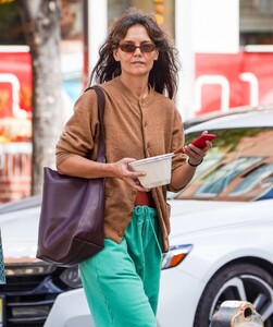 katie-holmes-out-for-lunch-in-new-york-09-19-2023-2.jpg