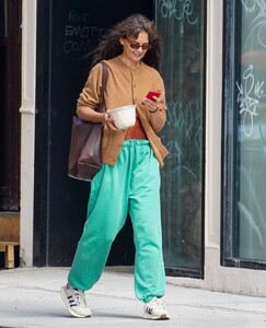 katie-holmes-out-for-lunch-in-new-york-09-19-2023-3.jpg