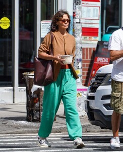 katie-holmes-out-for-lunch-in-new-york-09-19-2023-6.jpg