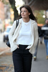 katie-holmes-out-in-new-york-11-01-2023-2.jpg