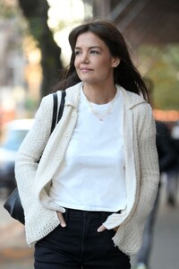 katie-holmes-out-in-new-york-11-01-2023-3.jpg