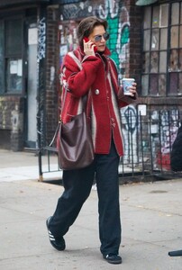katie-holmes-out-on-a-coffee-run-in-new-york-10-30-2023-0.jpg