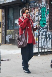 katie-holmes-out-on-a-coffee-run-in-new-york-10-30-2023-1.jpg