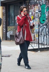 katie-holmes-out-on-a-coffee-run-in-new-york-10-30-2023-2.jpg