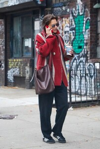 katie-holmes-out-on-a-coffee-run-in-new-york-10-30-2023-3.jpg
