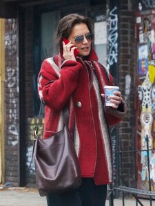 katie-holmes-out-on-a-coffee-run-in-new-york-10-30-2023-4.jpg