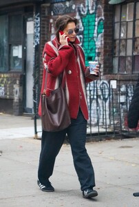 katie-holmes-out-on-a-coffee-run-in-new-york-10-30-2023-5.jpg