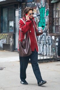 katie-holmes-out-on-a-coffee-run-in-new-york-10-30-2023-6.jpg