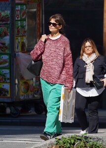 katie-holmes-out-picking-up-art-supplies-in-new-york-10-10-2023-0.jpg