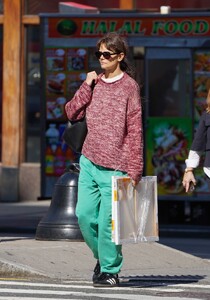 katie-holmes-out-picking-up-art-supplies-in-new-york-10-10-2023-1.jpg