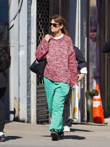 katie-holmes-out-picking-up-art-supplies-in-new-york-10-10-2023-3.jpg