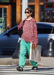 katie-holmes-out-picking-up-art-supplies-in-new-york-10-10-2023-5.jpg