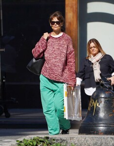 katie-holmes-out-picking-up-art-supplies-in-new-york-10-10-2023-6.jpg