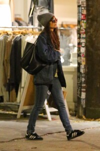 katie-holmes-out-shopping-in-new-york-11-14-2023-0.jpg