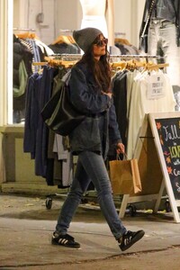 katie-holmes-out-shopping-in-new-york-11-14-2023-4.jpg