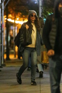 katie-holmes-out-shopping-in-new-york-11-14-2023-5.jpg