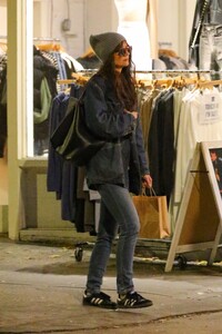 katie-holmes-out-shopping-in-new-york-11-14-2023-6.jpg