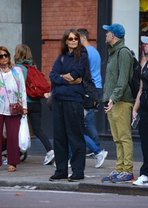 katie-holmes-out-with-a-friend-in-new-york-09-21-2023-0.jpg