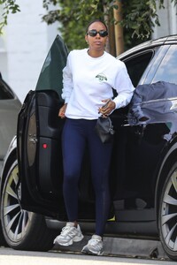 kelly-rowland-heading-to-a-skin-care-clinic-11-07-2023-3.jpg