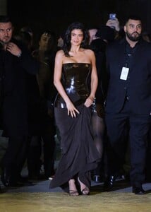 kylie-jenner-arrives-at-wsj-2023-innovator-awards-in-new-york-city-11-01-2023-6.jpg