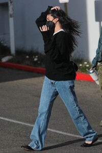 kylie-jenner-shopping-at-h.-lorenzo-on-sunset-in-west-hollywood-11-26-2023-6.jpg