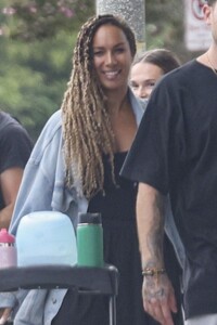 leona-lewis-out-at-a-local-park-in-los-angeles-09-17-2023-0.thumb.jpg.213115a6cc41caee69aad835857e1a68.jpg
