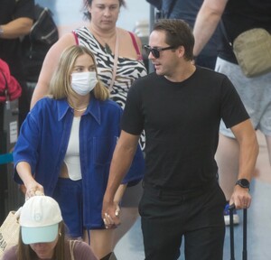margot-robbie-and-tom-ackerley-arrives-at-airport-in-auckland-11-12-2023-3.jpg
